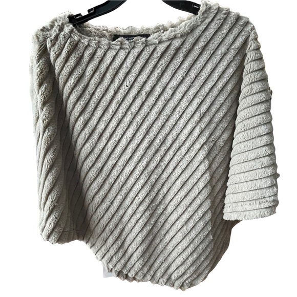 Andrew Marc faux fur poncho size S/M - Picture 2 of 10